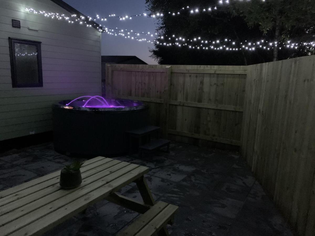 Newton on the Moor Lola Lodge - Luxury Hot Tub Retreat מראה חיצוני תמונה