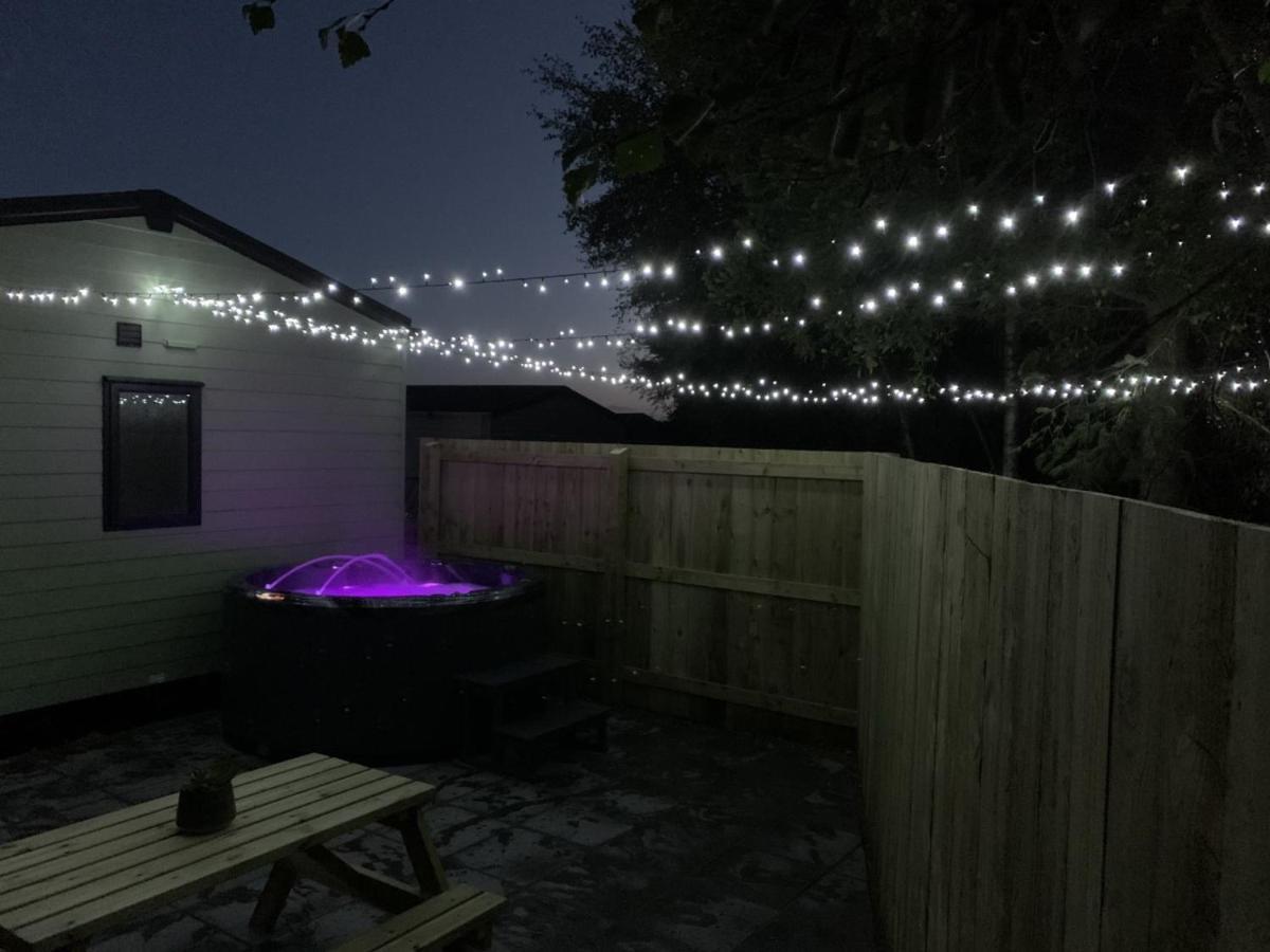 Newton on the Moor Lola Lodge - Luxury Hot Tub Retreat מראה חיצוני תמונה